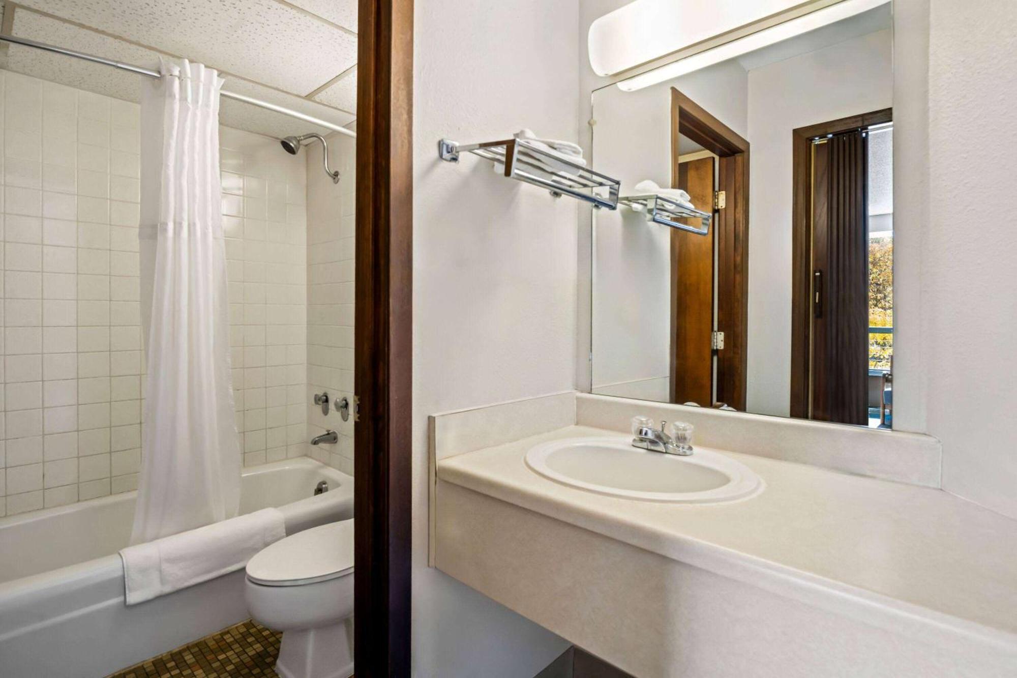 Days Inn By Wyndham Dubuque Exteriér fotografie