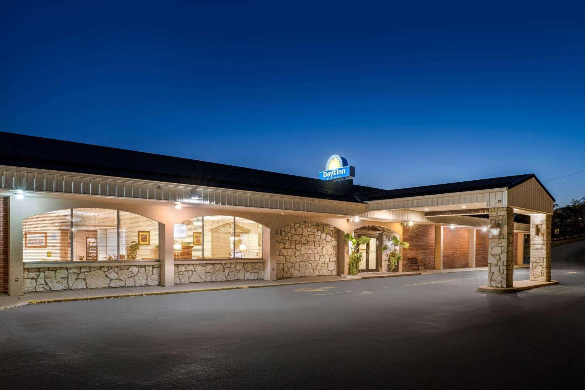 Days Inn By Wyndham Dubuque Exteriér fotografie