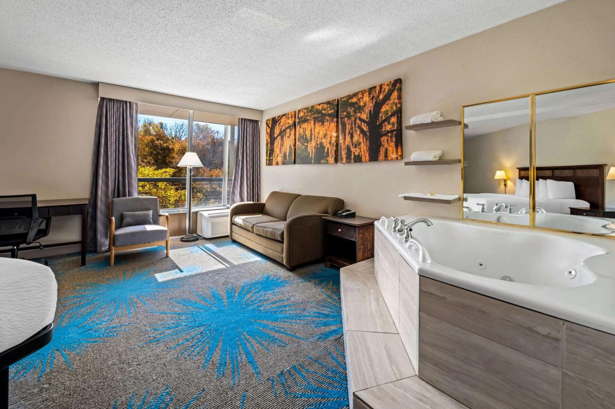 Days Inn By Wyndham Dubuque Exteriér fotografie