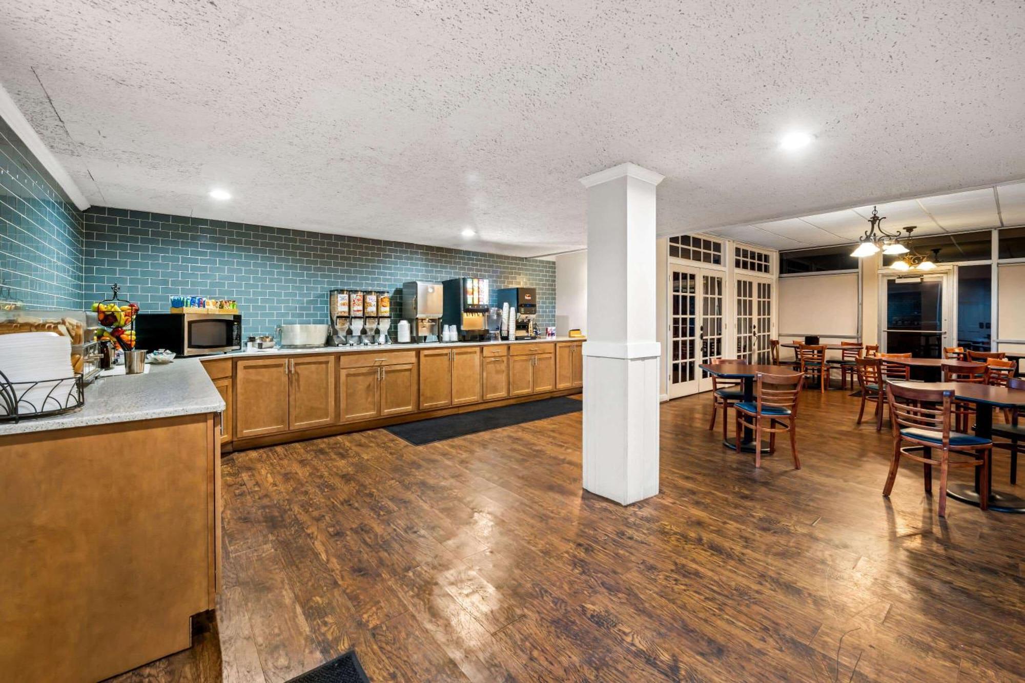 Days Inn By Wyndham Dubuque Exteriér fotografie