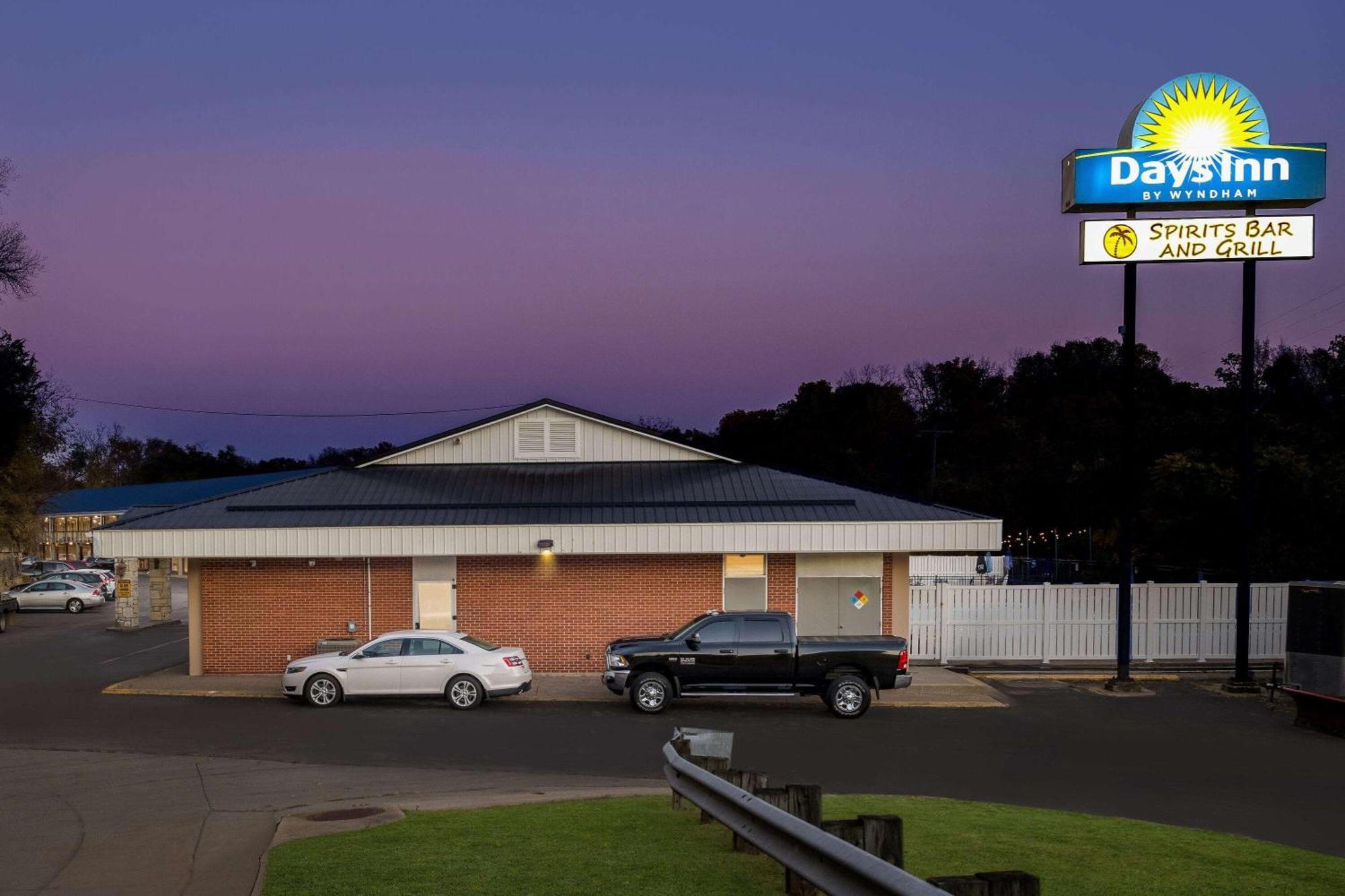 Days Inn By Wyndham Dubuque Exteriér fotografie