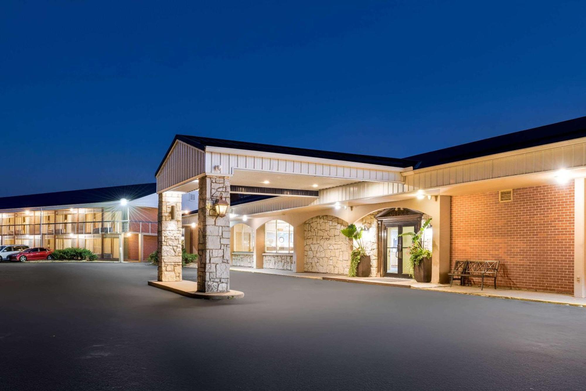 Days Inn By Wyndham Dubuque Exteriér fotografie